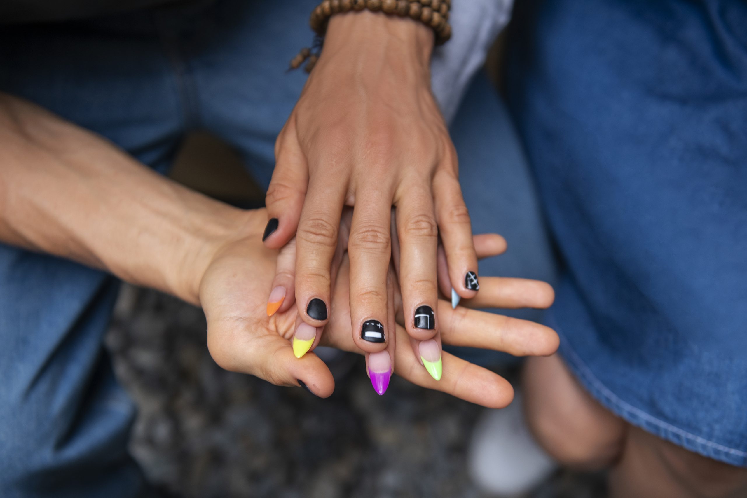 Glitter e smalto guida alla nail art scintillante